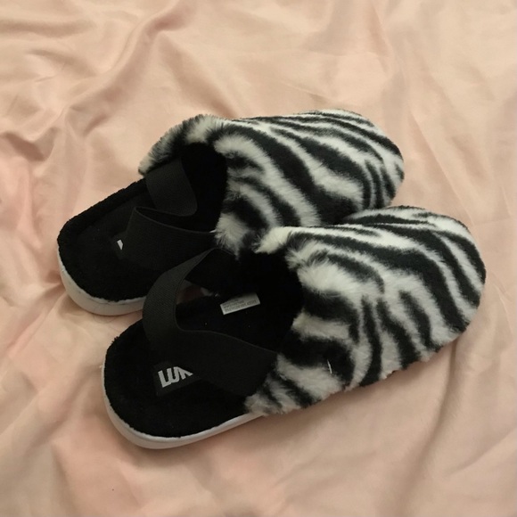 Zebra print fuzzy Y2k white black slippers with strap - Picture 4 of 4